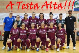 😀Come non essere orgogliosi di questo gruppo! Si lavora sodo con dedizione, passione, cuore e professionalità. Un grande mister Enrico Grassia con un braccio destro come preparatore atletico che non ha eguali, Alessandro Giorgi, con Matteo Cipriani fantastico supporto ed un altro Alessandro che sta facendo un super lavoro con i nostri portieri. Mi viene da dire “La mia squadra è differente”. Tanti innesti nuovi, tante giovanissime che nelle prossime settimane inizieranno il campionato Under 21, perché vogliamo guardare lontano, ed oggi lo facciamo con il sorriso, unite a giocatrici con esperienza da vendere ci fanno sognare. E pensare che sono ancora ferme ai box il capitano Roberta Duò ed il bomber Fabiana Vattone. Per ieri un grazie anche ai ragazzi dell’under 17 del LATINA CALCIO A 5, che insieme ai nostri super tifosi, guidati dalla capo ultras (signora Cusella), hanno sostenuto alla grande per 60 minuti le nostre ragazze.
Le voglio nominare tutte perché vederle in campo mi da quelle emozioni che non tutti hanno la fortuna di provare: Capponi Emanuela , Margot Gambarotta, Serena Azzurra Santoriello , Michela Cusella, Sara Conticelli, Serena Cochi Elisabetta Marroni Swamy Bolognesi Martina Altobelli Lorenza Pannozzo Roberta Giudice Claudia Sgueo Alisia Capone Alice Santini, Aurora Morell, Flavia Corradini Ludovica Macera Roberta Duò e Fabiana Vattone.
PS
Non ho nominato i dirigenti…. Una ricchezza infinita
Roberto Di Trapano
